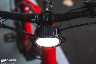 Am Cockpit des S-Pedelecs befindet sich die leistungsstarke Supernova Mini 2-Lampe.