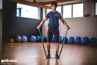 Diese Übung kann man immer zwischendurch einbauen. Durch leichtes Bewegen der Gelenke mit dem elastischen Band kann man gut nach einem harten Training nochmal die Endlagen der Gelenke ansteuern, in die man zuvor mit Zusatzgewicht nicht gekommen ist.