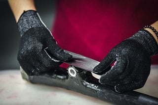 Alle Carbon-Lagen werden von Hand sorgfältig aufgebracht