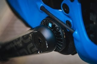 Mondraker setzt bei seinem Light-E-MTB auf den formschönen und überaus homogen unterstützenden TQ HPR50-Motor.