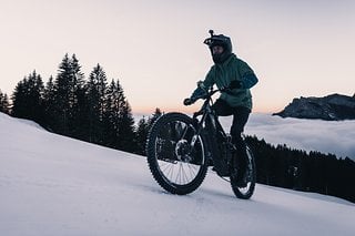 Wenn die Skiliftbetreiber dein Gefährt als unangemessen erachten, wird eben wie beim Skitouren gehen am Rand der Piste hochgekurbelt.