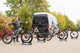 Jürgen mit seinem neuen E-Bike sowie drei neuen MTB-Modellen!