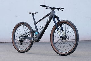 Wenn es etwas ruppiger wird, soll die Trail-Bike Version des Lumen zum Einsatz kommen ... und mit 14 Kilo inklusive Pedalen auch gar nicht mal soviel schwerer sein.