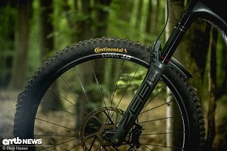 Auch in der neuen RockShox Zeb steckt im linken Standrohr eine Luftfeder.