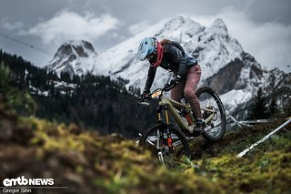 Bei den ersten offiziellen UCI Weltmeisterschaften im E-Enduro haut Raphaela Richter aus Deutschland direkt mal einen raus und fährt mit ihrem Simplon ein beeindruckendes Rennen.