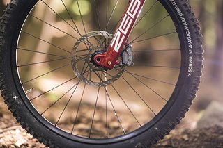 Vorne werkelt eine RockShox Zeb Ultimate mit 160 mm Federweg. Vorne werkelt eine RockShox Zeb Ultimate mit 160 mm Federweg.