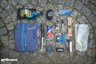 Neben dem Ersatzakku haben wir diese Dinge eigentlich immer mit dabei, wenn wir mit dem E-Bike Rucksack auf einer längeren Tour unterwegs sind.