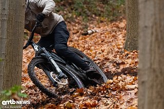 Durch die kürzeren Kurbelarme stehen die Füße kompakter zusammen – gerade wenn man die Hüfte in Kurven eindreht, fühlt sich das etwas natürlicher an, als mit langen Kurbeln.