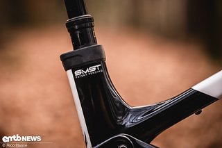 Sowas gab es bisher noch nicht: SlackyMcSteepTube-System, kurz SMST. Hiermit kann der Sitzwinkel in zwei fixen Positionen eingestellt werden.