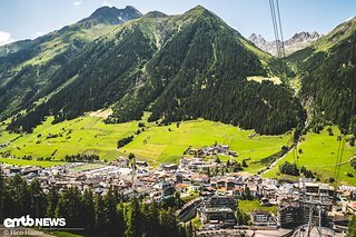 Am Ende des Tages blicken wir hinunter auf Ischgl, sind happy und cruisen die letzten Tiefenmeter entspannt nach unten