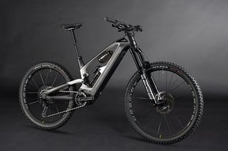 Olympia Hammer: für das E-Enduro könnten Bikes von Mondraker oder Unno Pate gestanden haben.