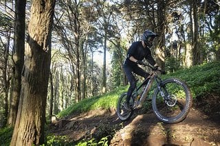 Bergauf macht das Dune eine gute Figur, die Sitzposition ist Enduro-typisch aufrecht und der Bosch-Motor unterstützt einen, begleitet von einem leichten Surren natürlich, auf dem Weg zum Gipfel.