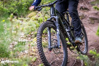 Die SR Suntour Durolux 38 Evo X arbeitet eher dynamisch, mit wenig SAG, hoher Druckstufendämpfung und geringer Zugstufendämpfung Die SR Suntour Durolux 38 Evo X arbeitet eher dynamisch, mit wenig SAG, hoher Druckstufendämpfung und geringer Zugstufendämpfung