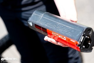 Rotwilds IPU900-Akku mit Carbon-Gehäuse bringt es auf eine beachtliche Energiedichte von 241 Wh/kg Rotwilds IPU900-Akku mit Carbon-Gehäuse bringt es auf eine beachtliche Energiedichte von 241 Wh/kg