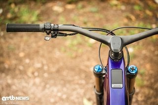 Die einteilige Lenker-Vorbau-Kombi aus Carbon sieht zwar cool aus, muss aber auch passen.