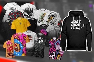 Cooles Merch-Paket von Sons of Battery, bestehend aus Wunsch-Trikot, Hoodie, Trinkflasche und Flaschenöffner