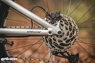 Im Vergleich zur Maven an drei anderen Bikes aus dem Testfeld steckt die MT5 ganzschön ein.