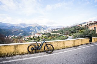 Ein E-MTB wie im Bilderbuch.