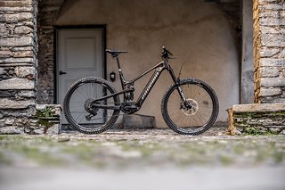 Propain Sresh CF – das All Mountain soll mit 160/150 mm Federweg und Shimano Motor zwischen Hometrail und Bikepark Spaß machen.