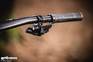 Unser Testbike setzte auf die alten SRAM GX AXS Controller statt der neuen Pods.