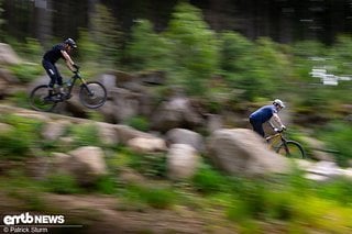 Sieht nach Spaß aus? Ja, den hatten wir auf den Bikes und den Trails im Trailpark Plešivec!