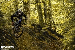 Dank seines geringen Gewichts lässt sich dieses Bike schnell in jede Kurve werfen und folgt Richtungswechseln sehr präzise. Dank seines geringen Gewichts lässt sich dieses Bike schnell in jede Kurve werfen und folgt Richtungswechseln sehr präzise.