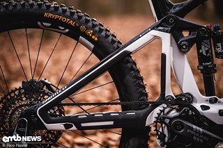 Typisch Pivot: Der markante Hinterbau mit dw-link und Superboost-Einbaubreite.