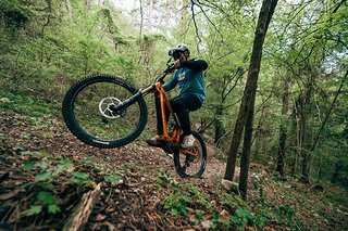 Hammer! Mit 100 Nm Drehmoment lassen sich technische Uphills auch mit einer extrem niedrigen Trittfrequenz souverän bewältigen. Hammer! Mit 100 Nm Drehmoment lassen sich technische Uphills auch mit einer extrem niedrigen Trittfrequenz souverän bewältigen.