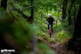 Uphill-Spezialist und eMTB-Fan Arne Koop, schnappte sich während des Shootings mein Testbike, um ihm bergauf die Sporen zu geben