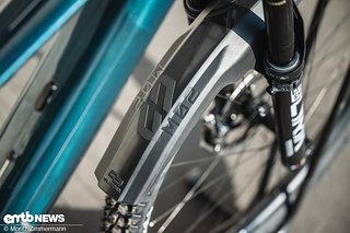 Das großflächige, durchdachte Schutzblech lässt sich mit Klettstraps schnell montieren und