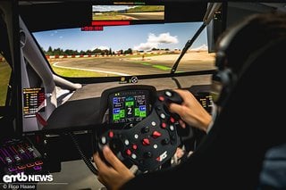 Wer nicht mehr auf der Straße Vollgas fahren kann, der nutzt einfach den Simulator.