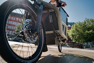 Anders als am E-Mountainbike sitzt am E-Cargobike die ABS-Kontrolleinheit nicht an der Federgabel.