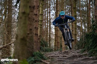 Auf harten Trails mit Stein- und Wurzelfeldern läuft der E-Freerider zur Höchstform auf