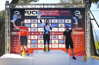 Podium bei den Damen am Samstag: Kathrin Stirnemann (Thömus RN Swiss Bike Team) SWI, Sofia Wiedenroth (Specialized) GER, Karen Pepper (Team Pepper Lapierre) GBR (v.l.n.r.)