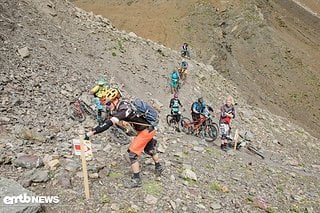 Das schroffe steinige Gelände machten den "Le Mans Start" zum Bike noch zu einer weiteren Schwierigkeit.