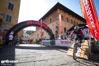 Der erste Fahrer macht sich auf, um die 40 km lange und vier Stages umfassende Runde zu bezwingen.