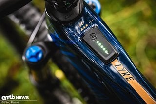 Im Oberrohr sitzt, wie bei einem Bike mit Fazua Motorsystem üblich, der LED-Hub mit integriertem USB-C-Port.