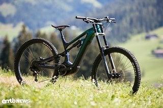 Flacher und länger – das Moterra SE verfügt über eine RockShox Boxxer Doppelbrückengabel, die 180 mm Federweg generiert.