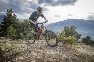 Bergauf macht das Bike Spaß und stellt den Fahrer vor ganz neue Herausforderungen.