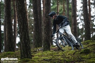 Jede Kurve verleitet zum Schnellerfahren, jedes Hindernis zum Abziehen.