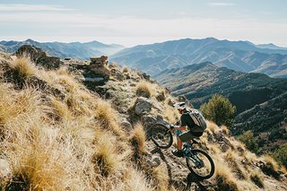 Früher trug er seine Bikes oft die Berge hinauf, heute suchte er die spaßigsten Lines und bewältigt sie mit dem E-Bike.