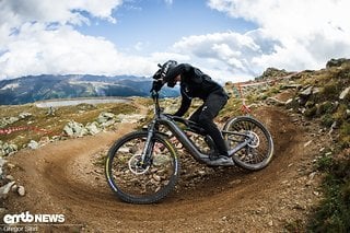Hier donnert der neue Weltmeister Adrien Dailly auf seinem Cannondale Moterra durch die Kurve. Hier donnert der neue Weltmeister Adrien Dailly auf seinem Cannondale Moterra durch die Kurve.