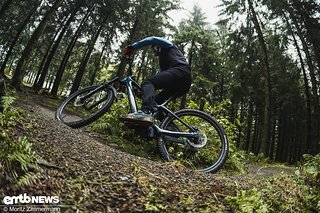 Dank geringem Gewicht und quirligem SX-Motor macht das Airok Ultra im Uphill ordentlich Spaß.