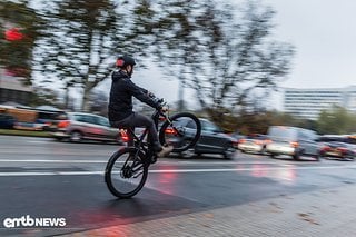 Wheelie: Balancepunkt finden im Sitzen. Flinker Einsatz der Hinterradbremse verhindert Stauchungen des Steißbeins.