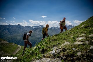 Ab hier gehen wir zu Fuß weiter und erklimmen einen steilen, schmalen Pfad bis hinauf zum Grat des Grießkogels.