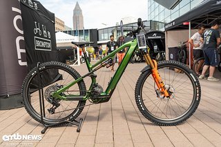 Mit dem Game 160.9 Race Edition stellt Moustache ihr überarbeitetes E-Enduro in der limitierten Race-Edition vor. Mit dem Game 160.9 Race Edition stellt Moustache ihr überarbeitetes E-Enduro in der limitierten Race-Edition vor.