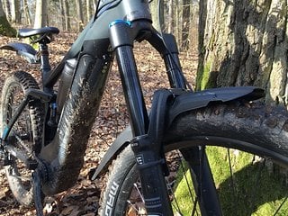 Akkudeckel mit Dreckbeschuss – trotz Mudguard.