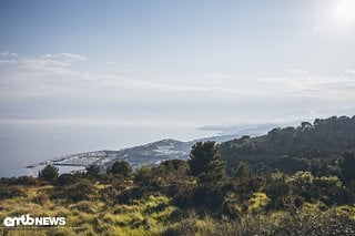 Trail-Blick Richtung Hafen und französische Küste.