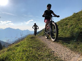 Spektakuläre Abendstimmung auf dem Trail kurz unterhalb der Jochbergalm mit dem Blick ins Achental hinter uns