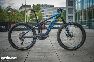 Das Trek Powerfly FS 5 wirkt farblich gut akzentuiert und stimmig